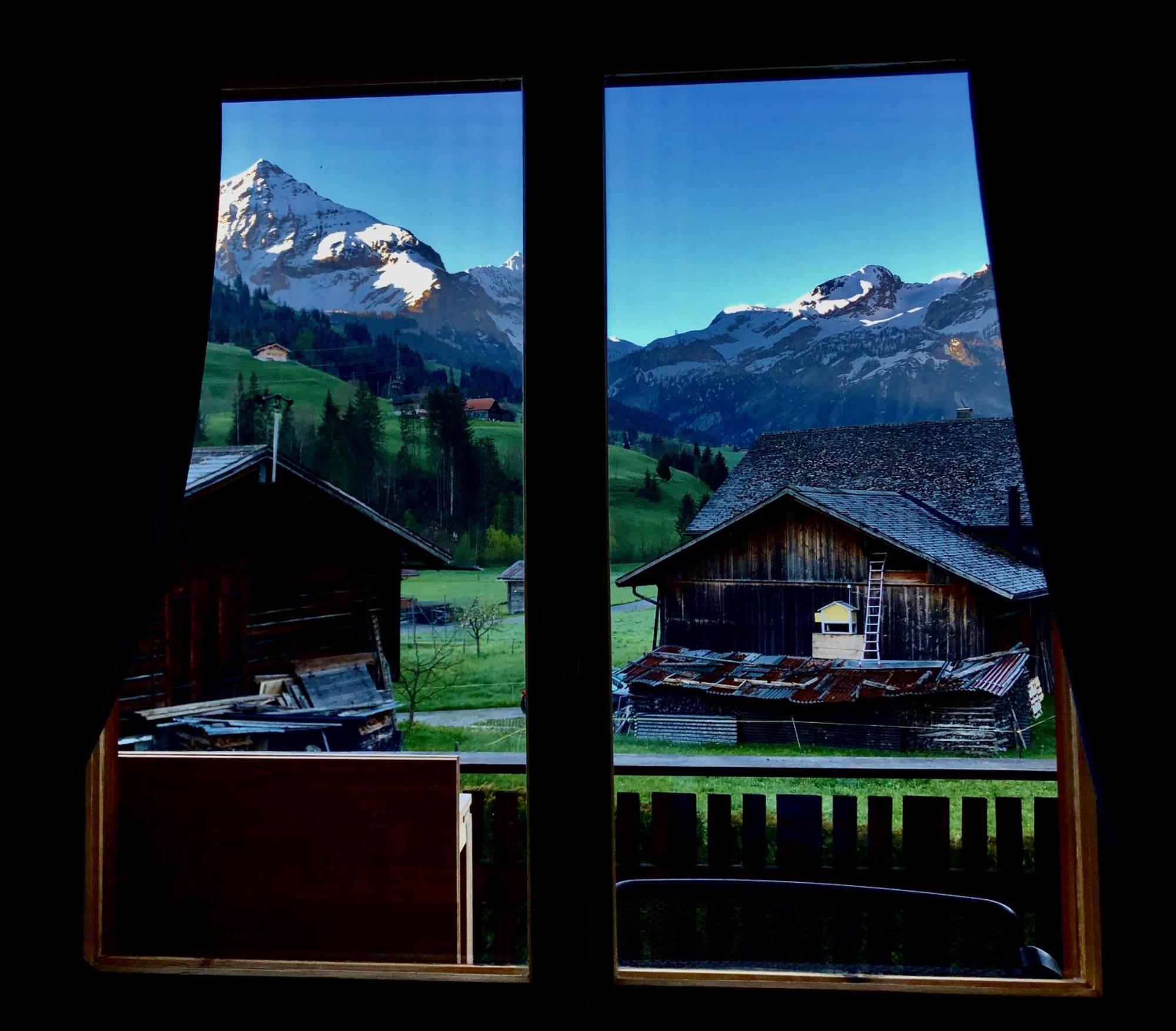 Beautiful Apartment With Stunning View Gsteig Eksteriør billede